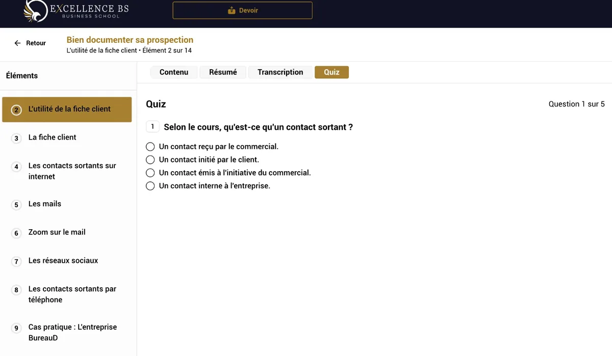 Capture d'écran d'un cours de la plateforme : liste des éléments à gauche, onglets Contenu, Résumé, Transcription et Quiz, question à choix multiple.